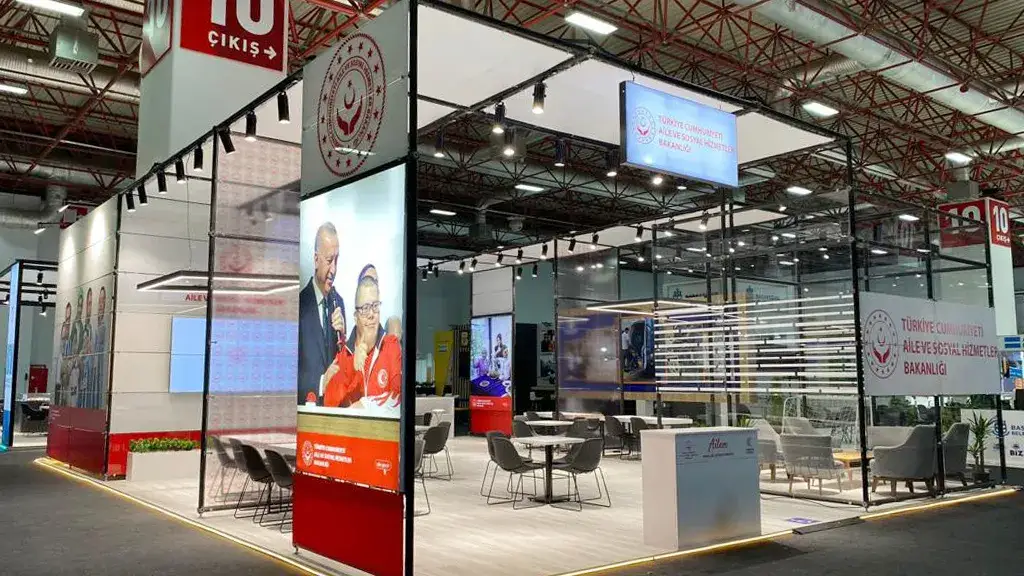 Aile ve Sosyal Hizmetler Bakanlığı için kurulan cam panel sistem fuar standı