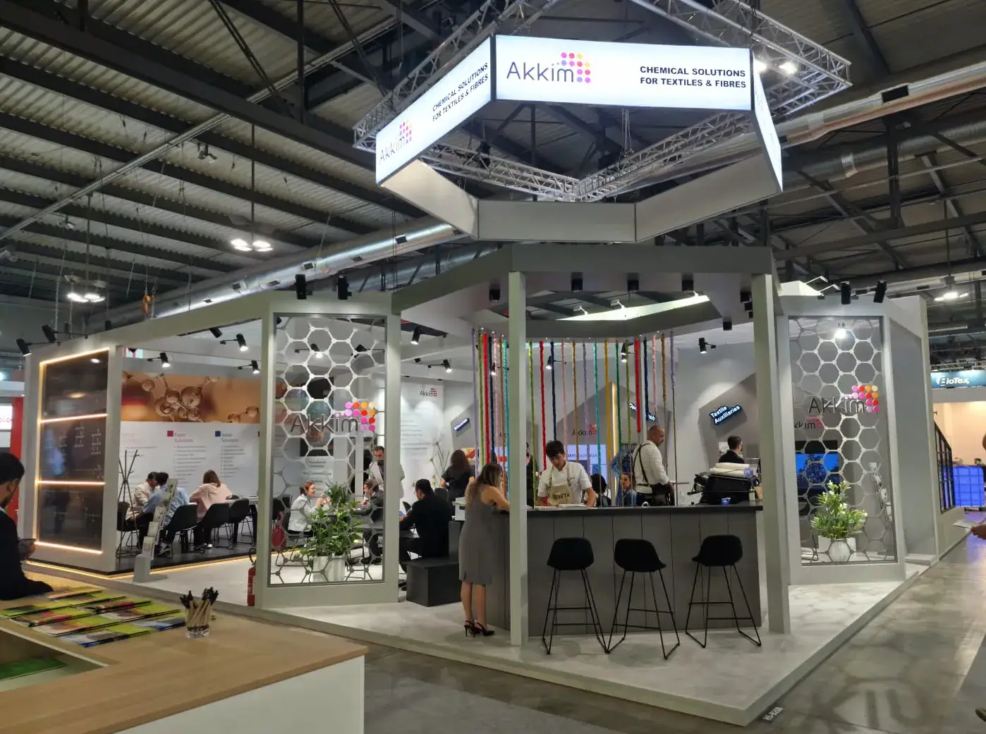Akkim için yurt dışı fuarında kurulan fuar standı