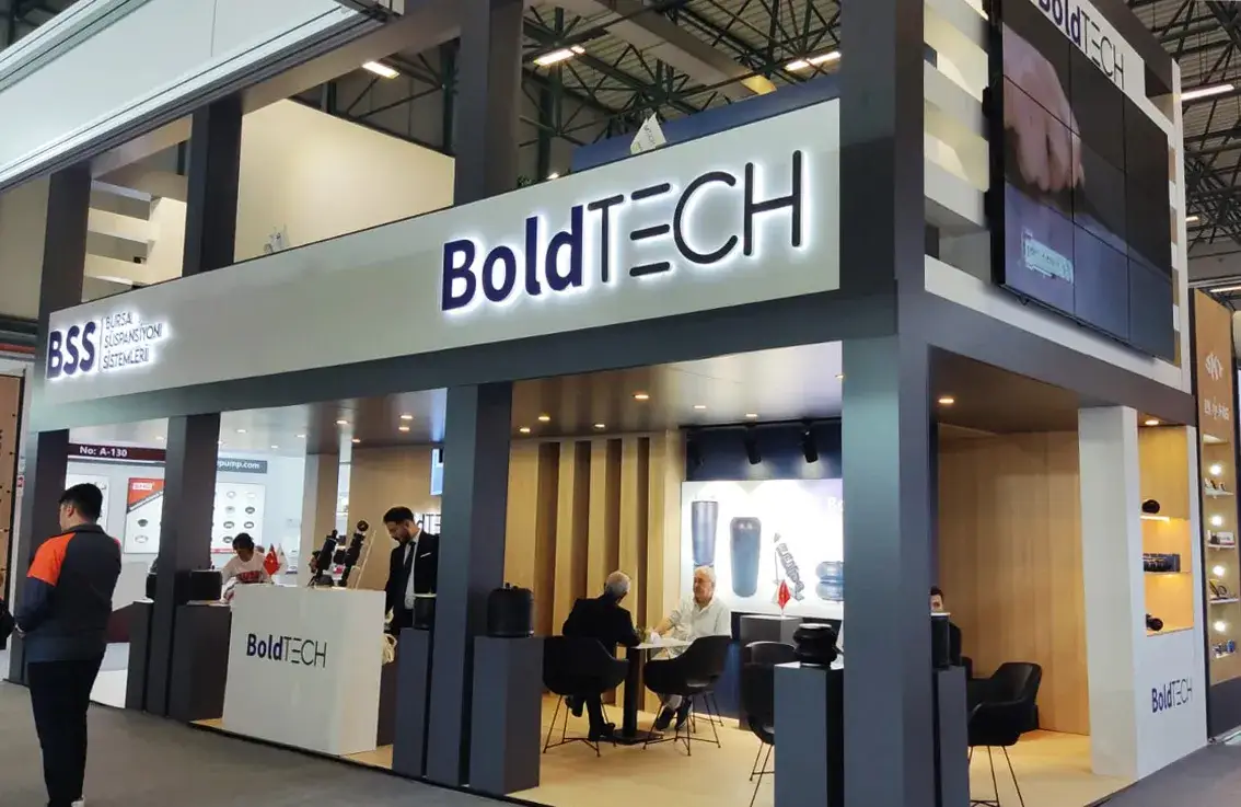 BoldTECH için kurulan ahşap sistem fuar standı