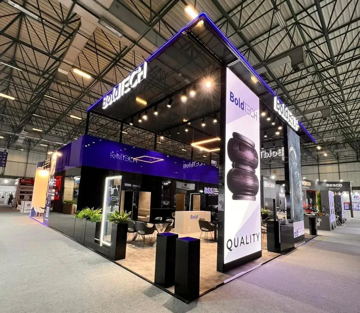 BoldTECH için kurulan MaxiLight sistem fuar standı
