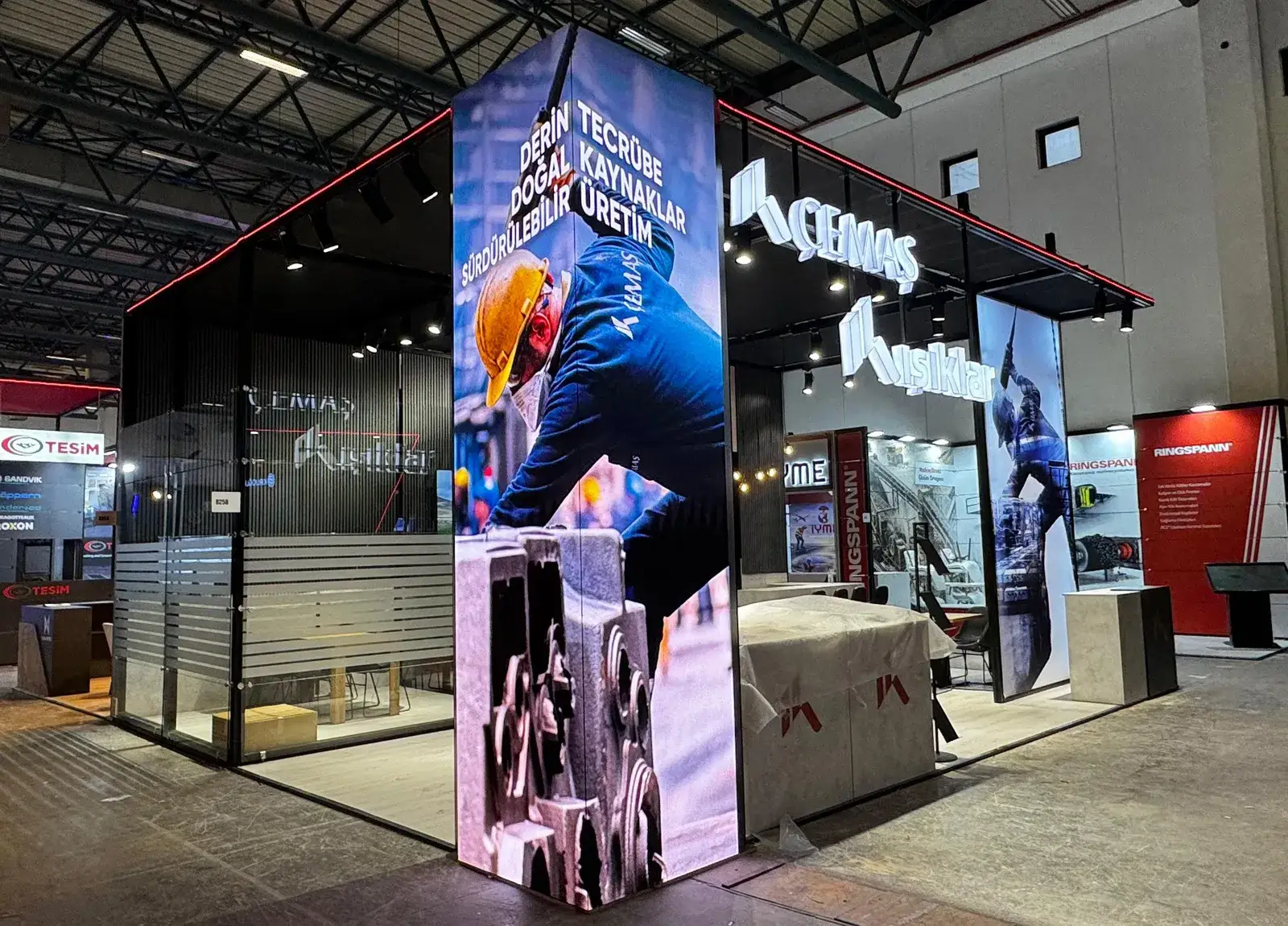 Çemaş için kurulan MaxiLight sistem fuar standı