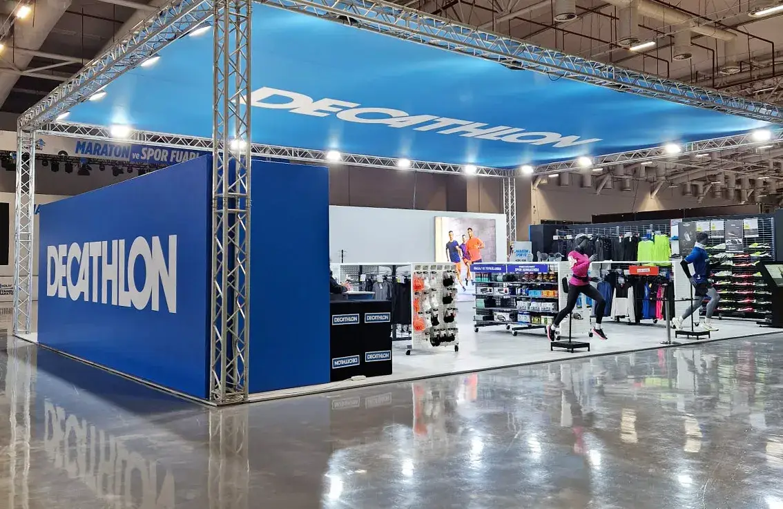 Decathlon için kurulan truss sistem fuar standı