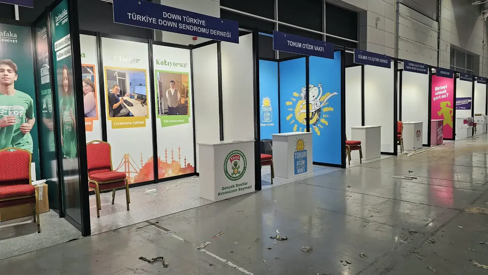 Türkiye Down Sendromu Derneği için kurulan paket sistem fuar standı
