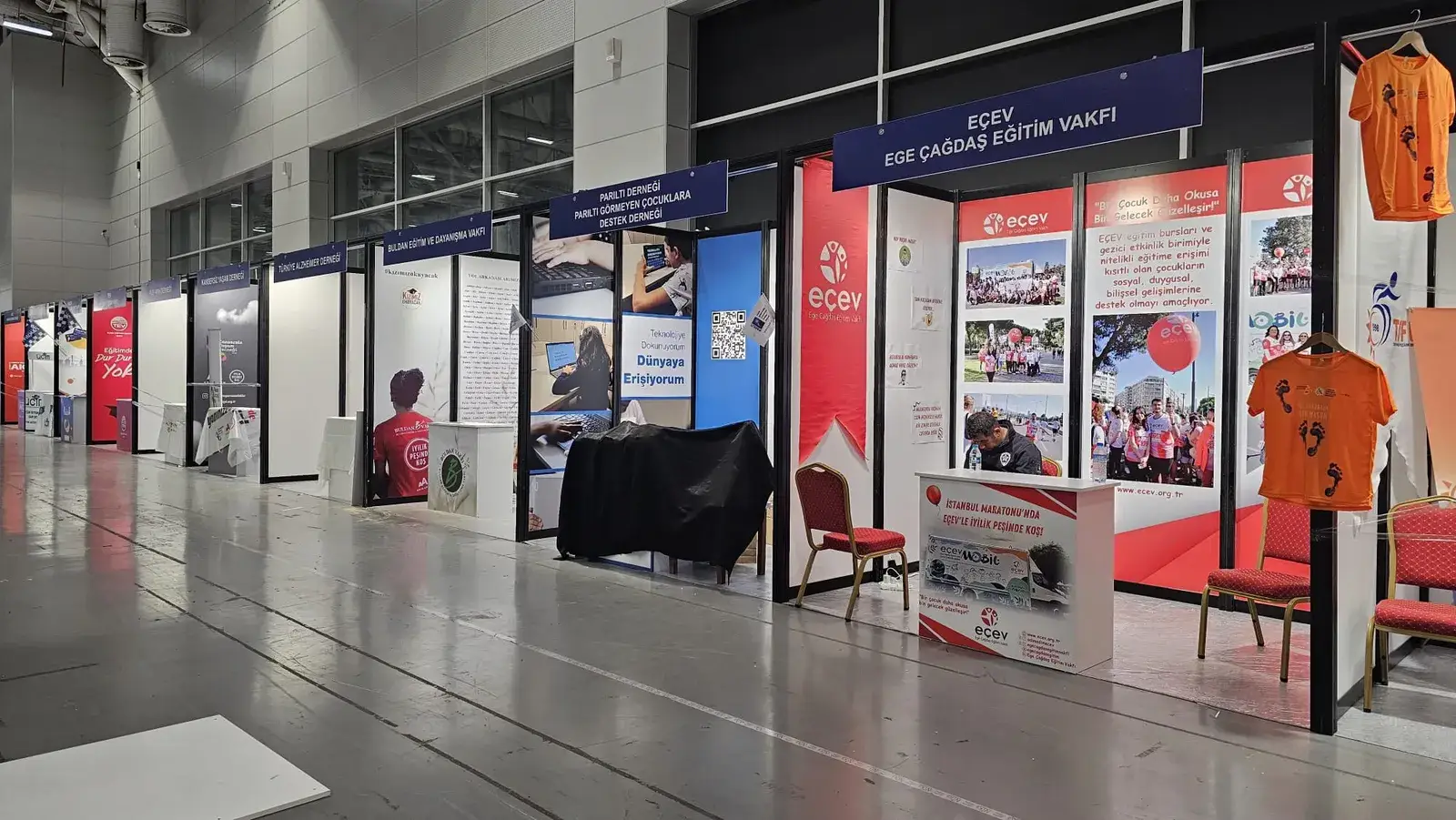 EÇEV Ege Çağdaş Eğitim Vakfı için kurulan paket sistem fuar standı