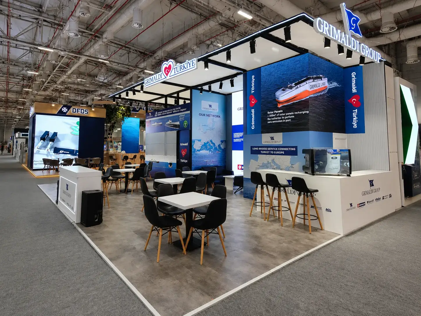 Grimaldi Group için kurulan MaxiLight sistem fuar standı
