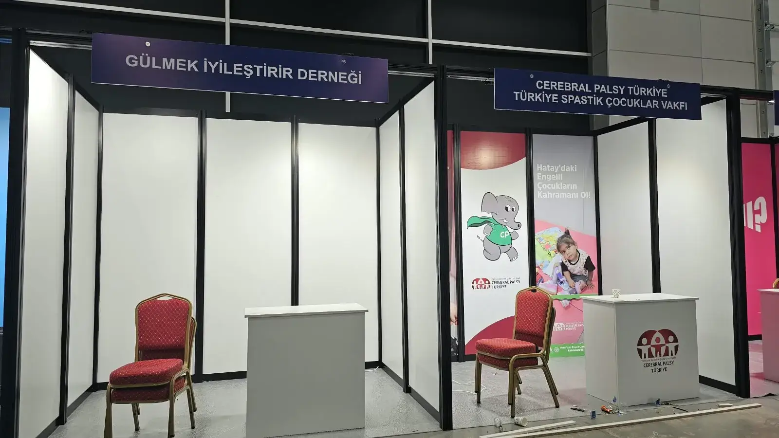 Gülmek İyileştirir Derneği için kurulan paket sistem fuar standı