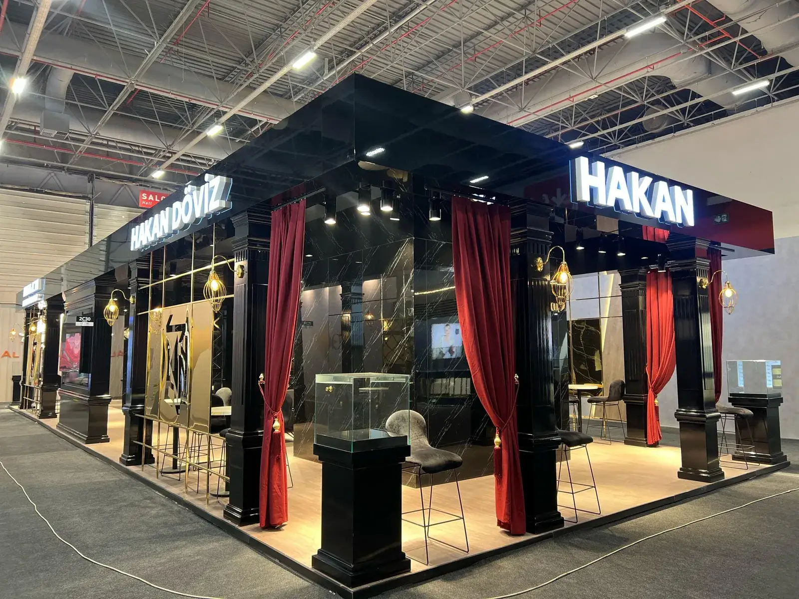 Hakan Döviz için üretilmiş siyah mermer kaplı ahşap fuar standı
