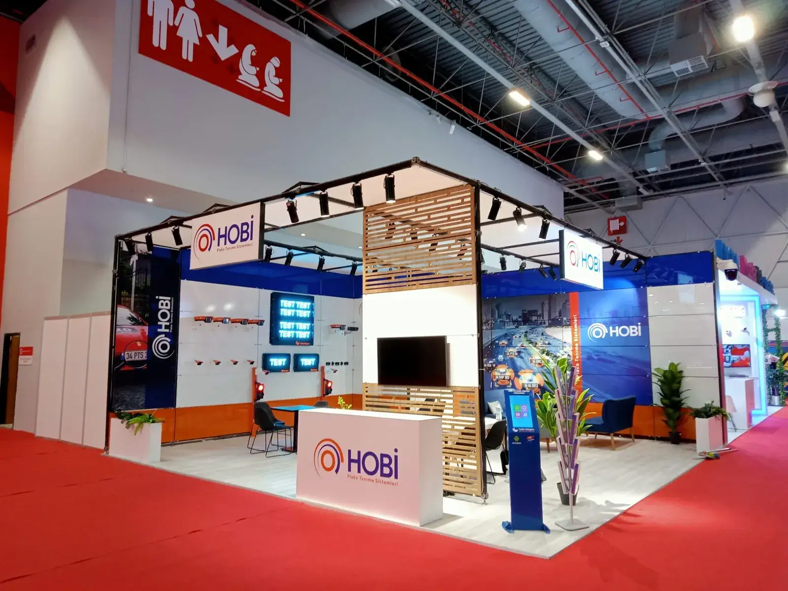 Hobi için kurulan cam panel sistem fuar standı