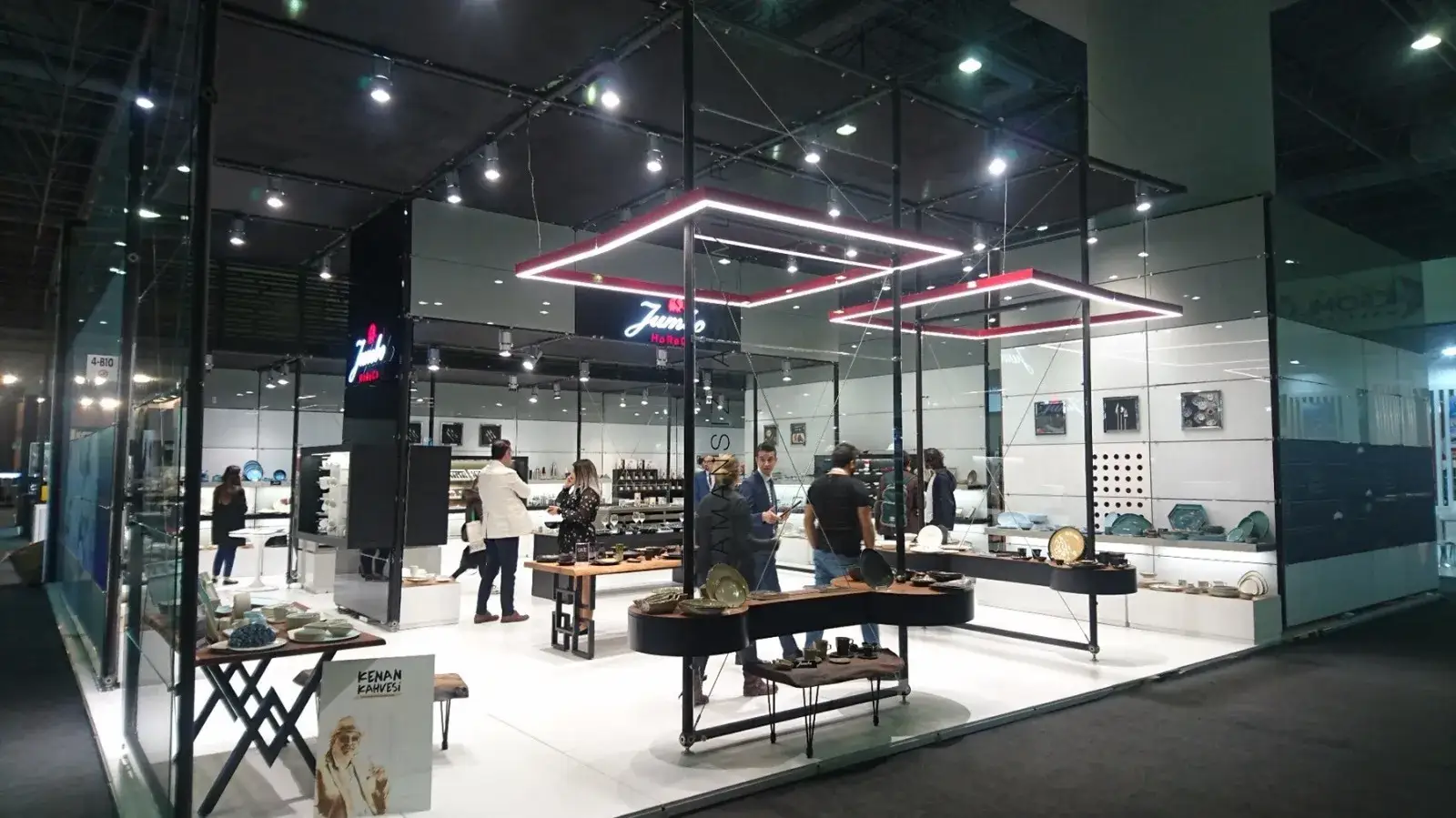 Jumbo HoReCa için kurulan cam panel sistem fuar standı