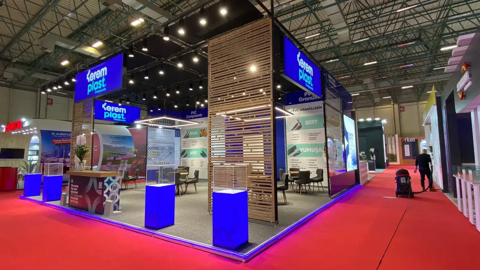 Kerem Plast için kurulan cam panel sistem fuar standı
