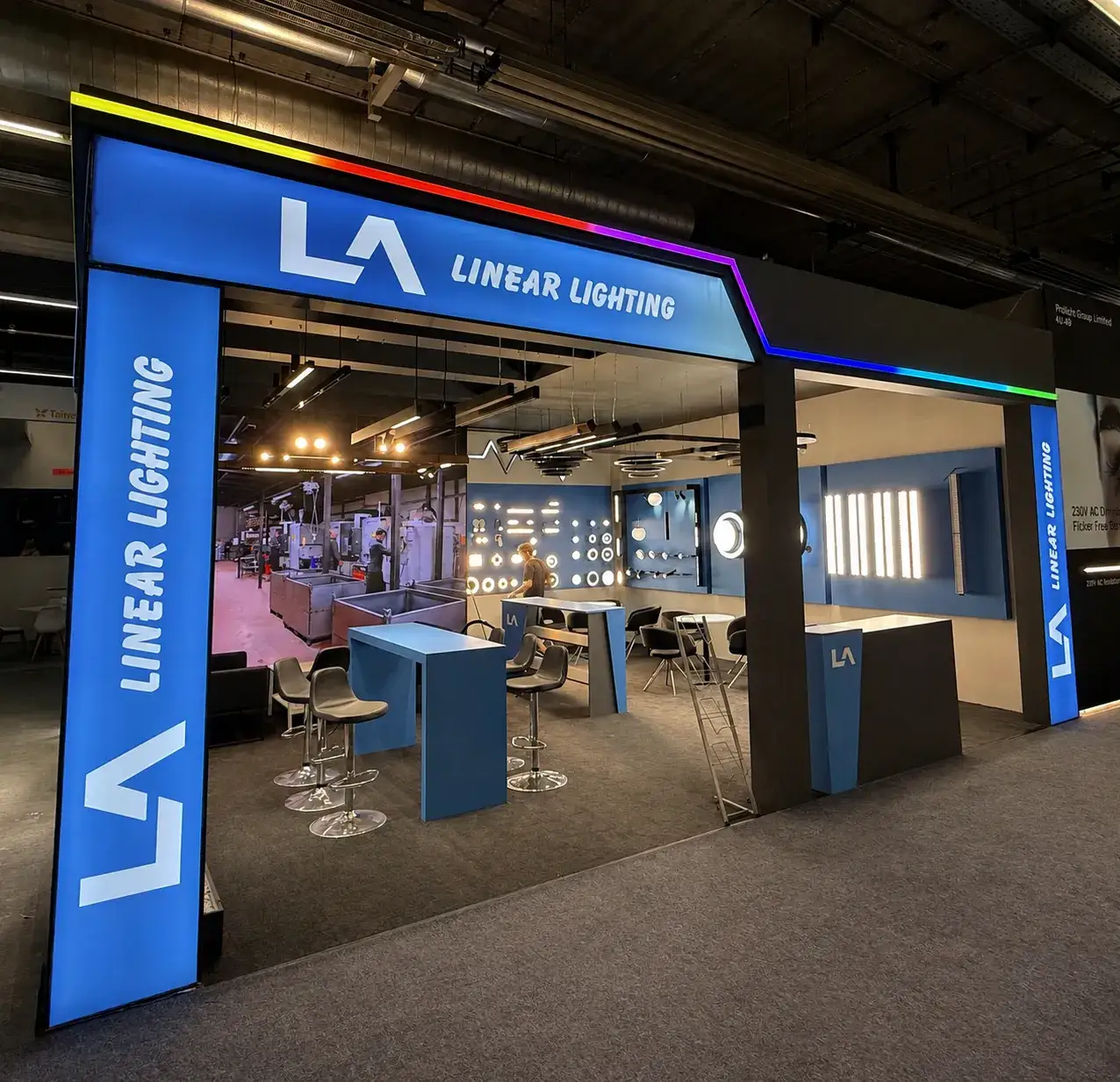 LA Linear Lighting için yurt dışı fuarında kurulan fuar standı