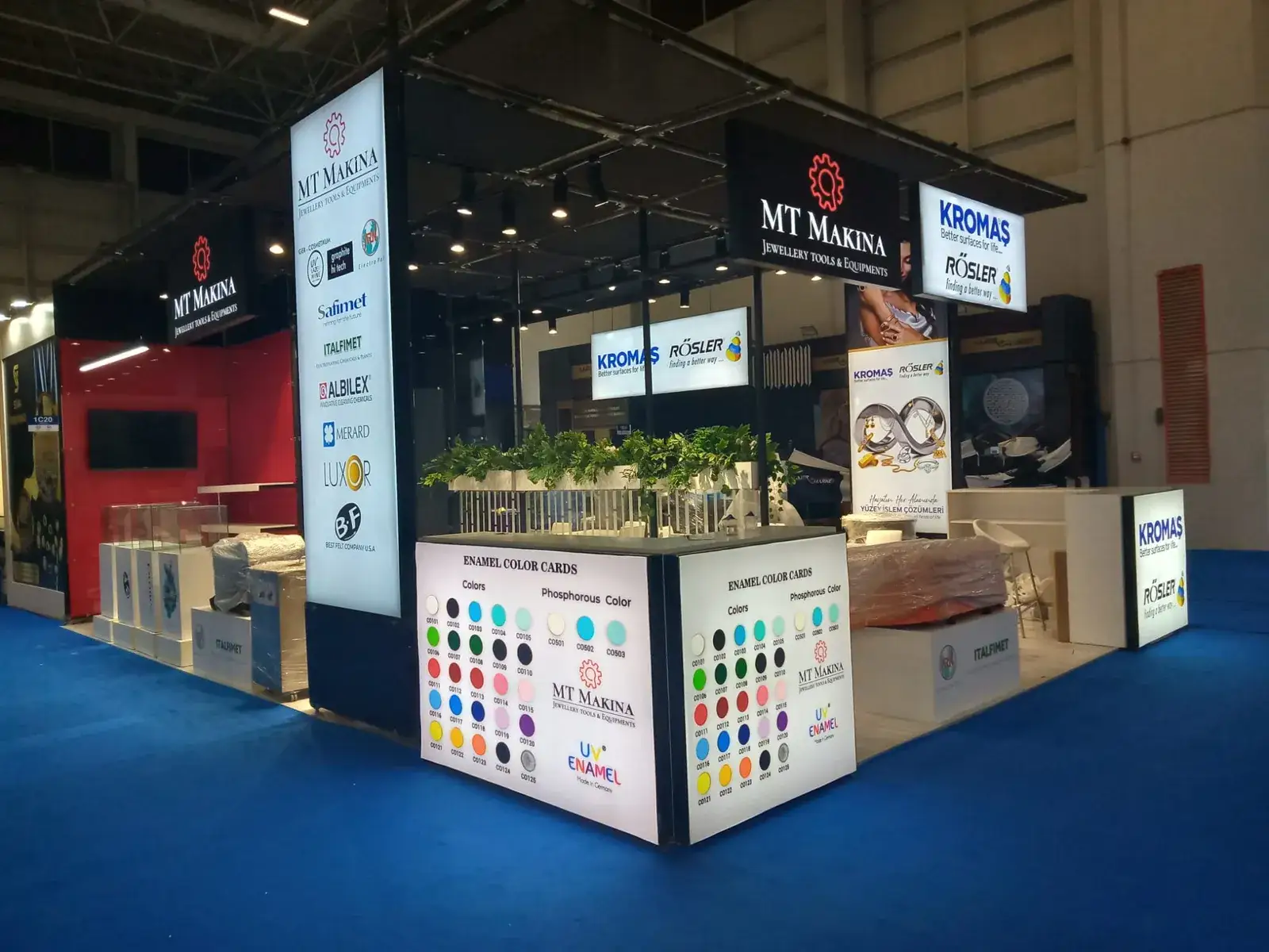 MT Makina için kurulan cam panel sistem fuar standı