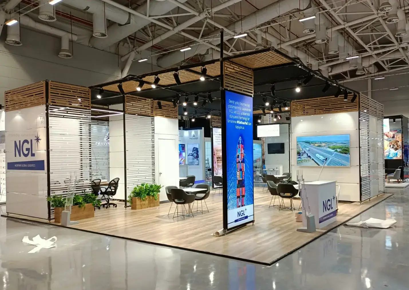 NGL Logistics için kurulan cam panel sistem fuar standı