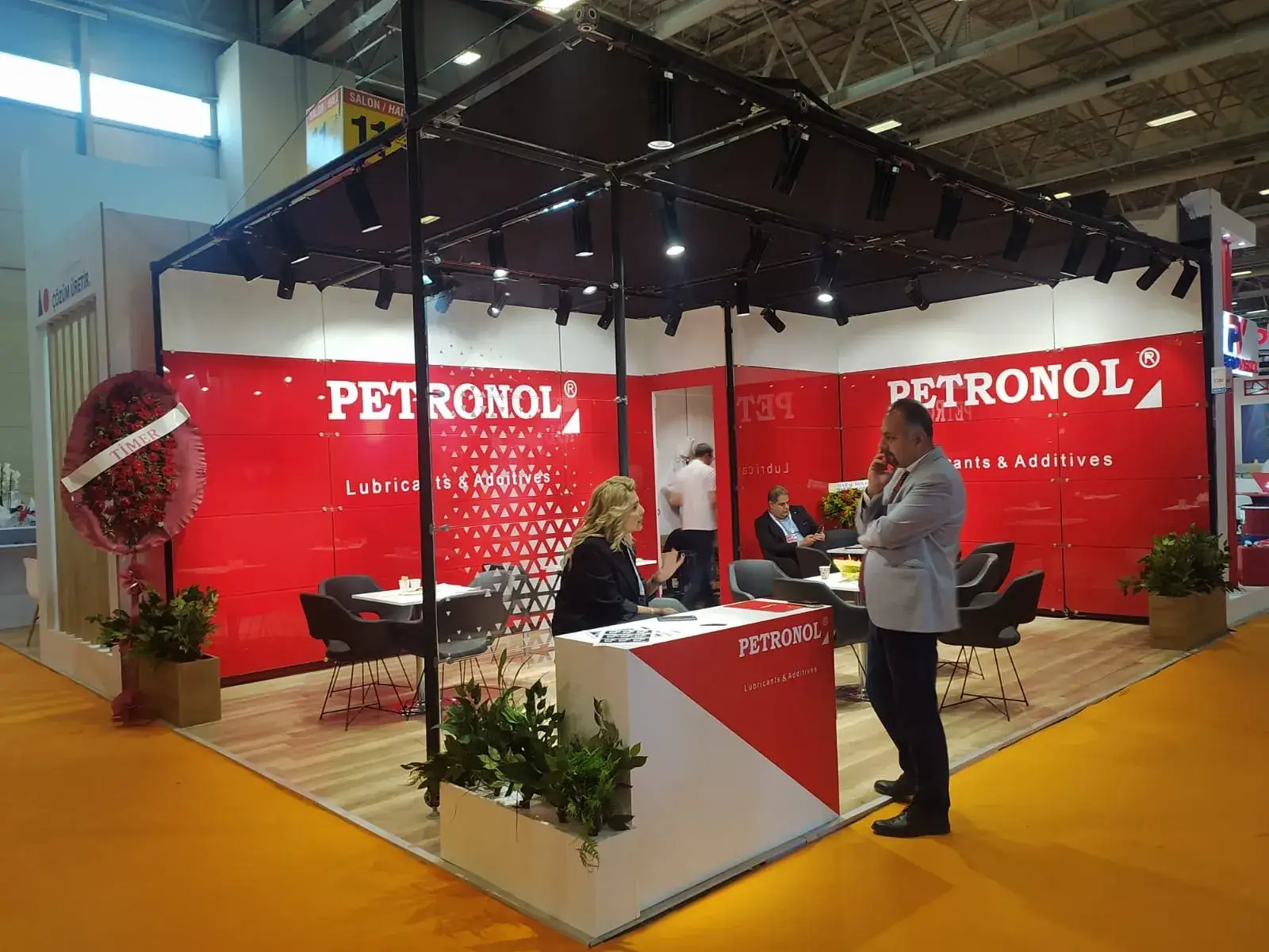 Petronol için kurulan cam panel sistem fuar standı