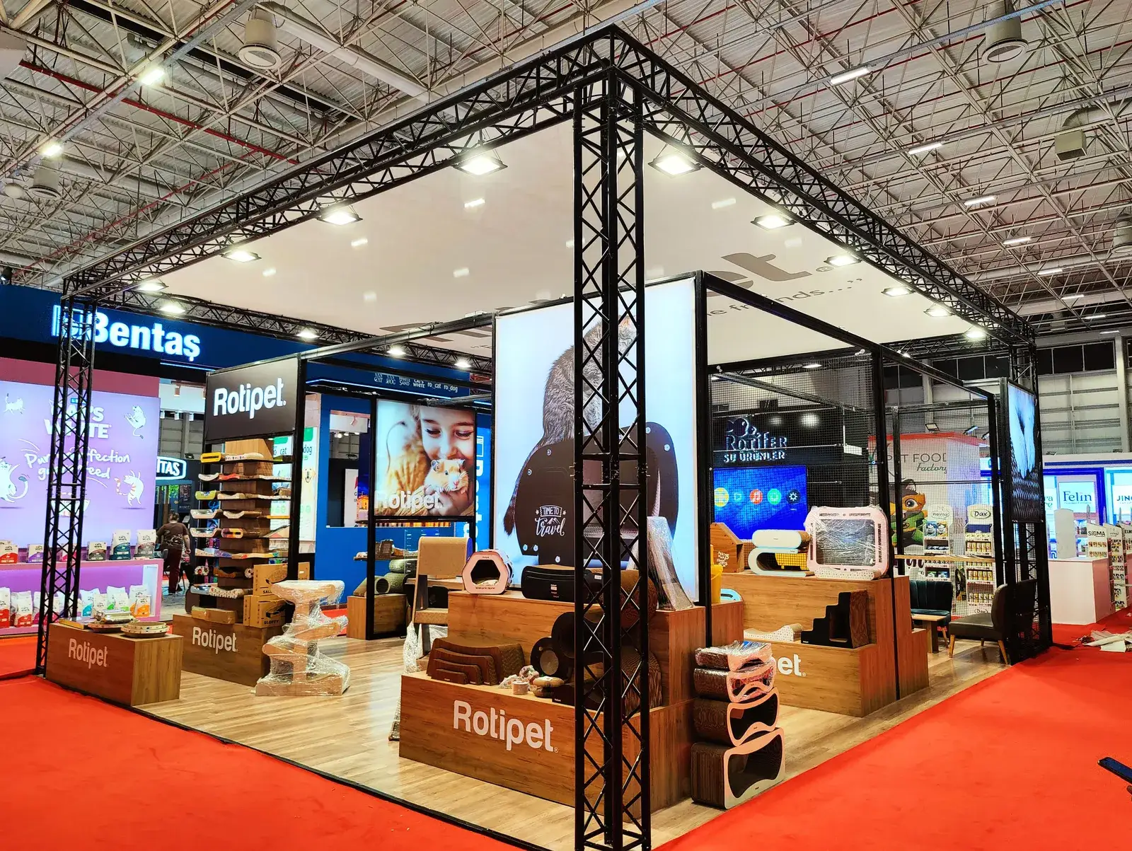 Rotipet için kurulan truss sistem fuar standı