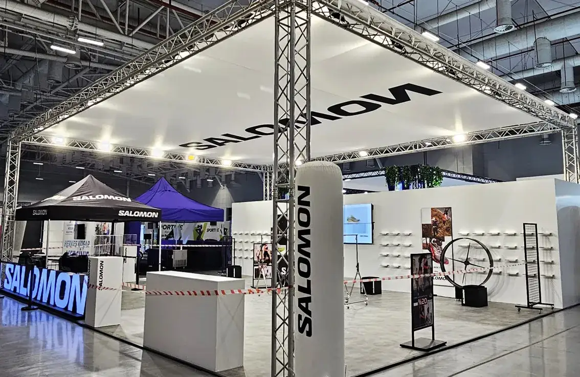 Salomon için kurulan truss sistem fuar standı