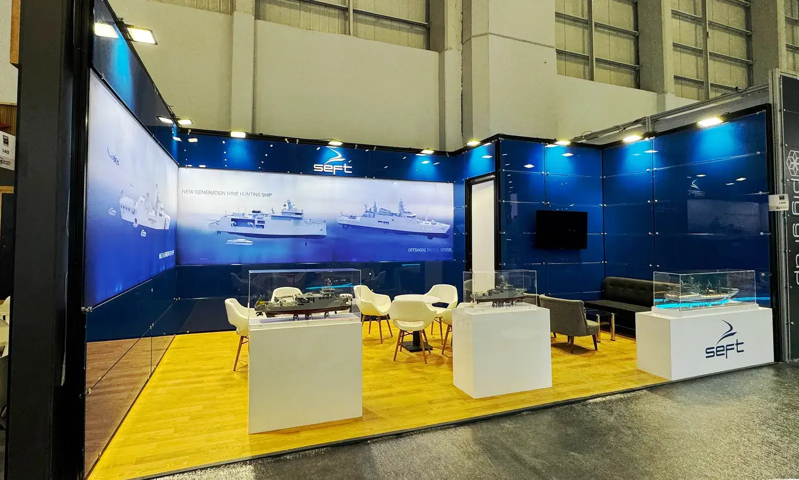 SEFT için kurulan cam panel sistem fuar standı
