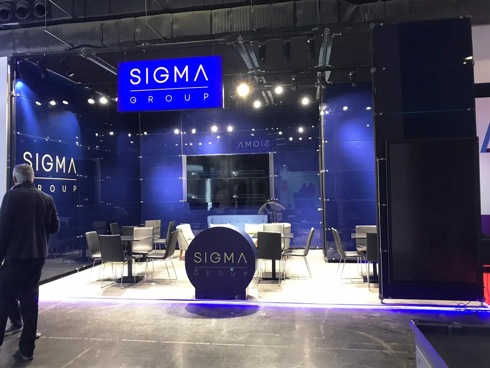 Sigma Group için kurulan cam panel sistem fuar standı