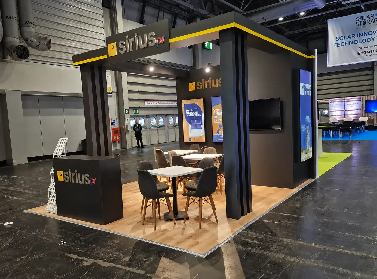 Sirius PV için yurt dışı fuarında kurulan fuar standı