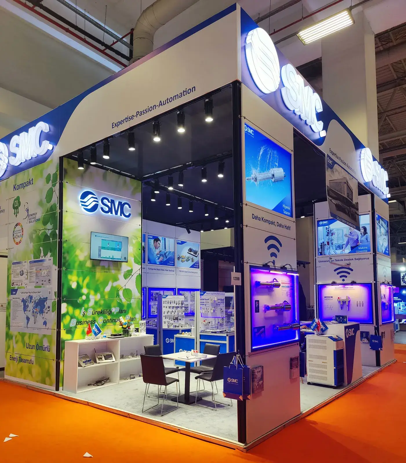 SMC için kurulan MaxiLight sistem fuar standı