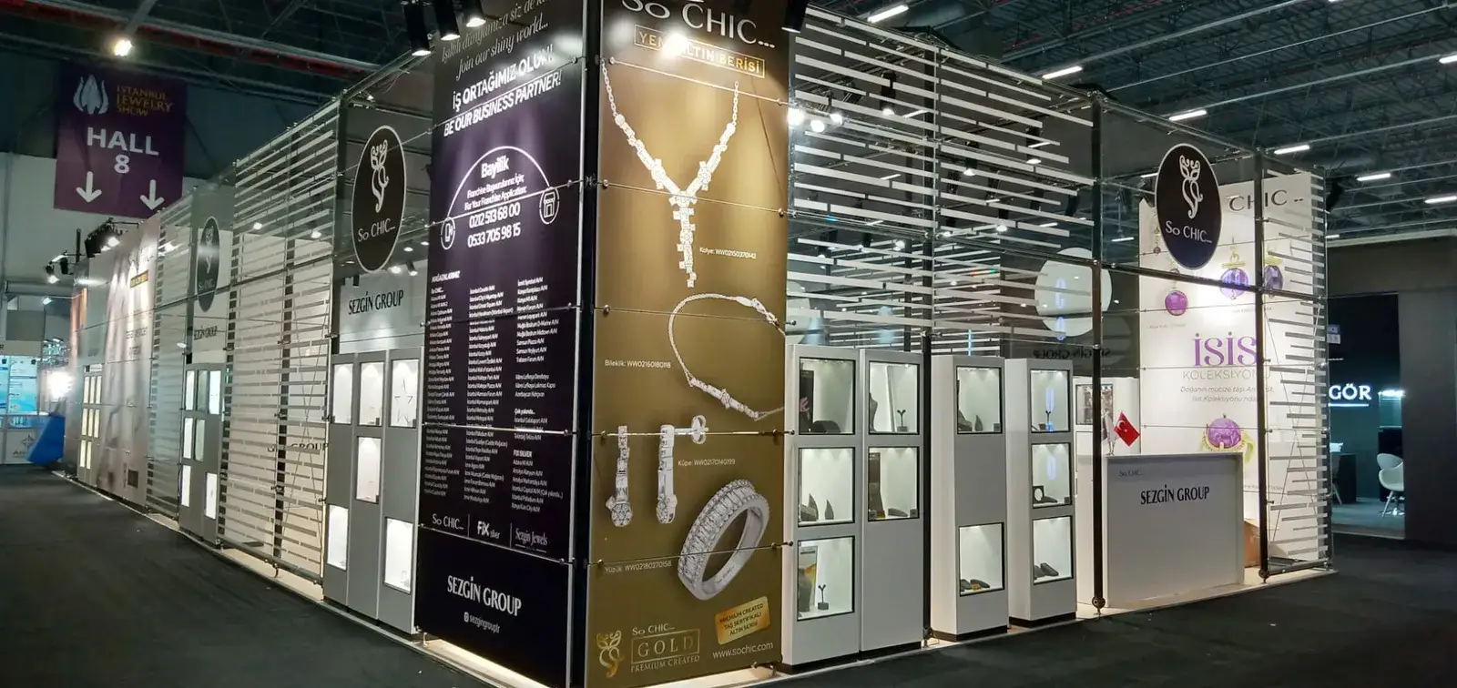 So Chic için kurulan cam panel sistem fuar standı