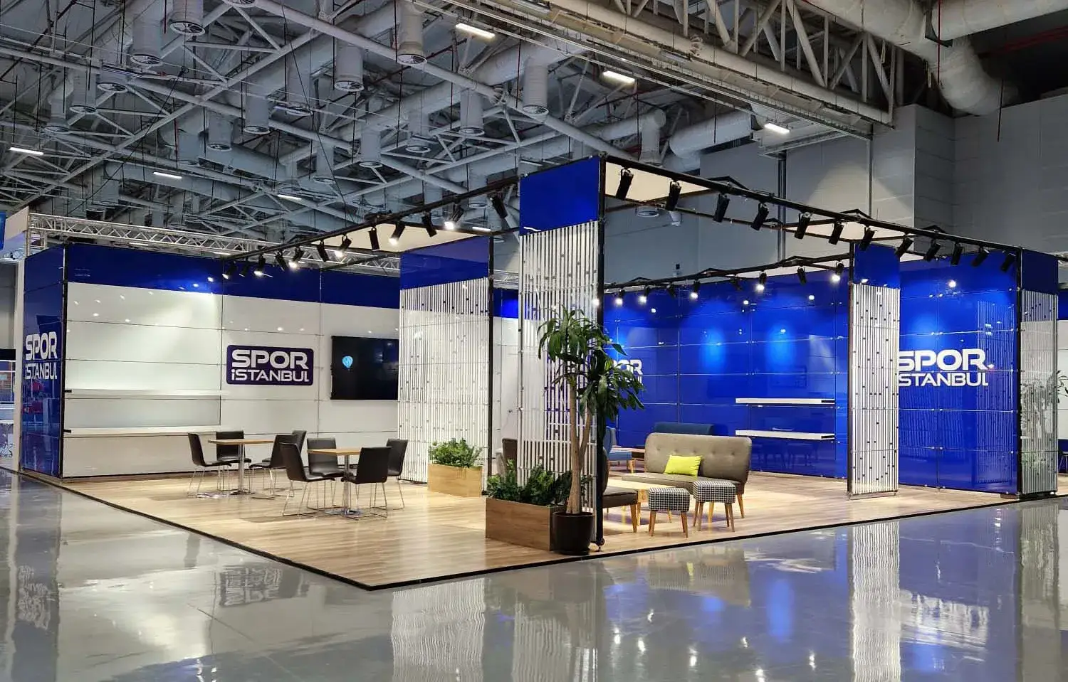 Spor İstanbul için kurulan cam panel sistem fuar standı