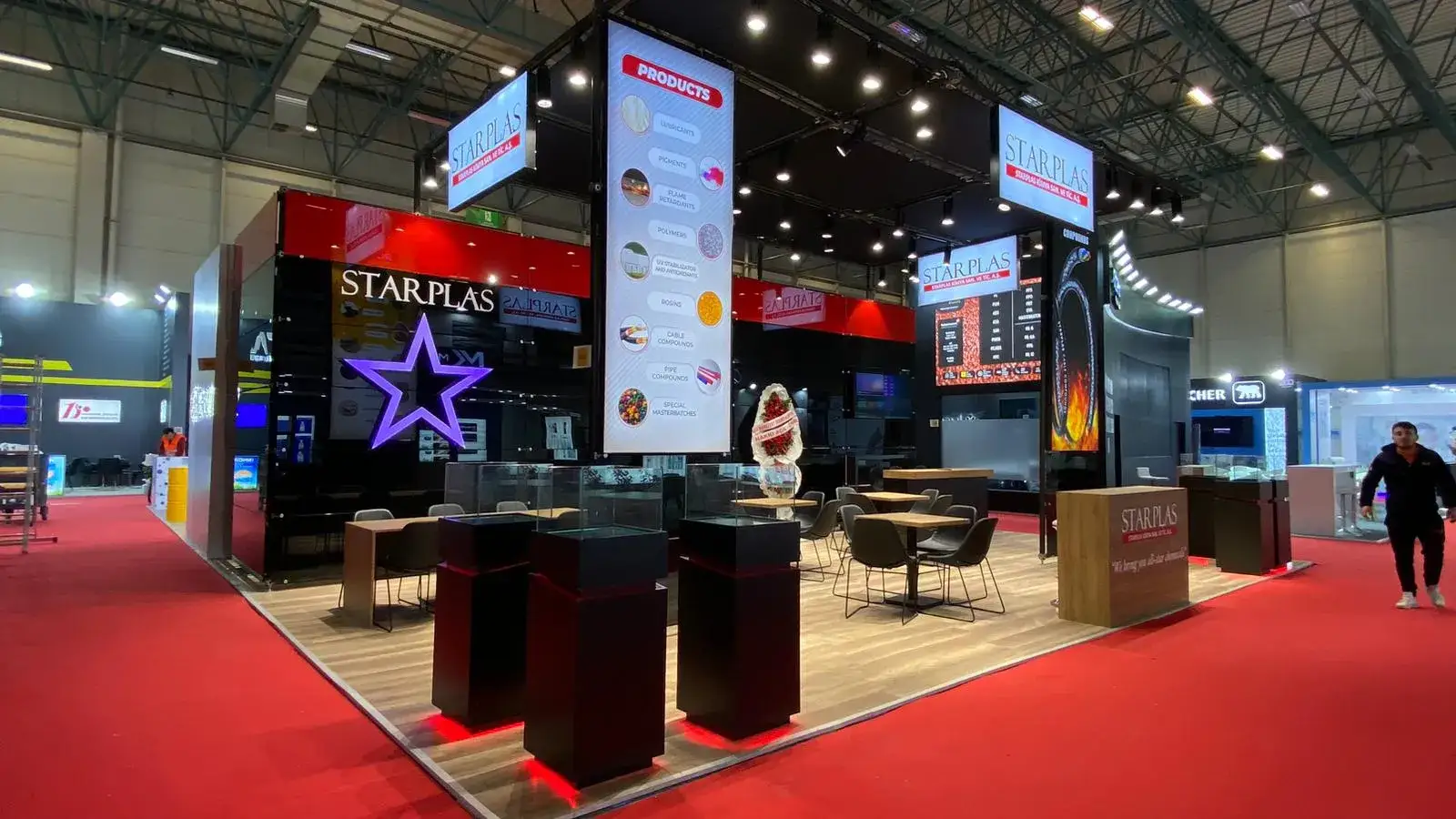 Starplas için kurulan cam panel sistem fuar standı