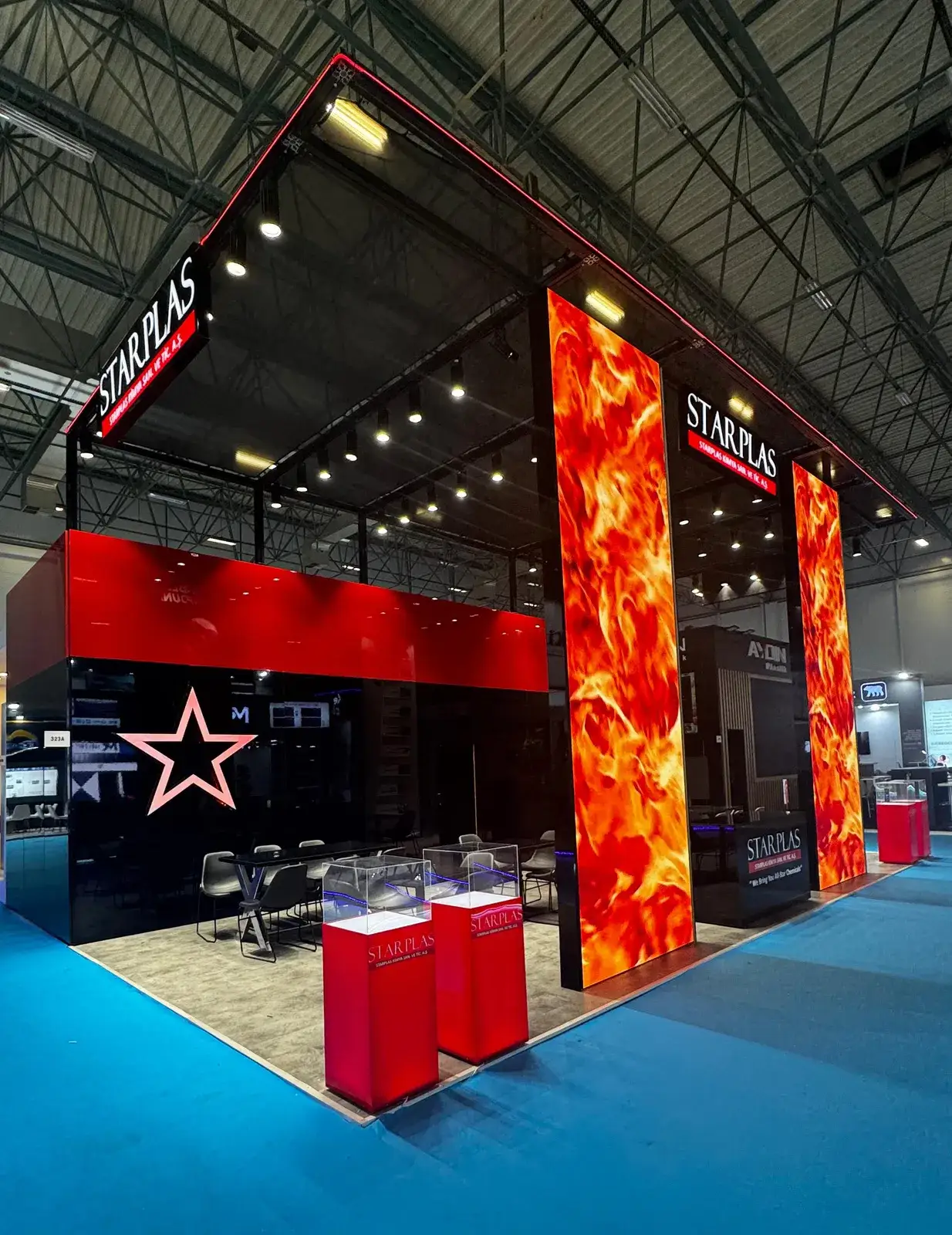 Starplas için kurulan MaxiLight ışıklı fuar standı