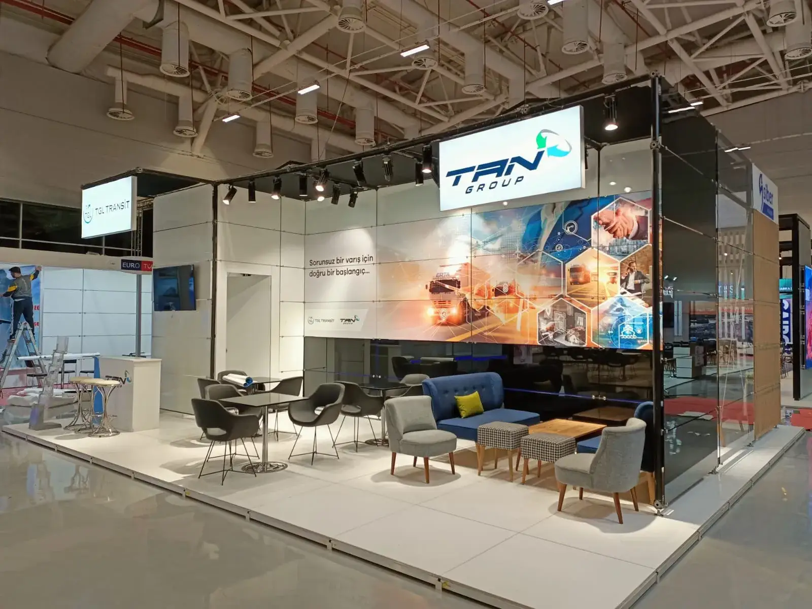TAN Group için kurulan cam panel sistem fuar standı