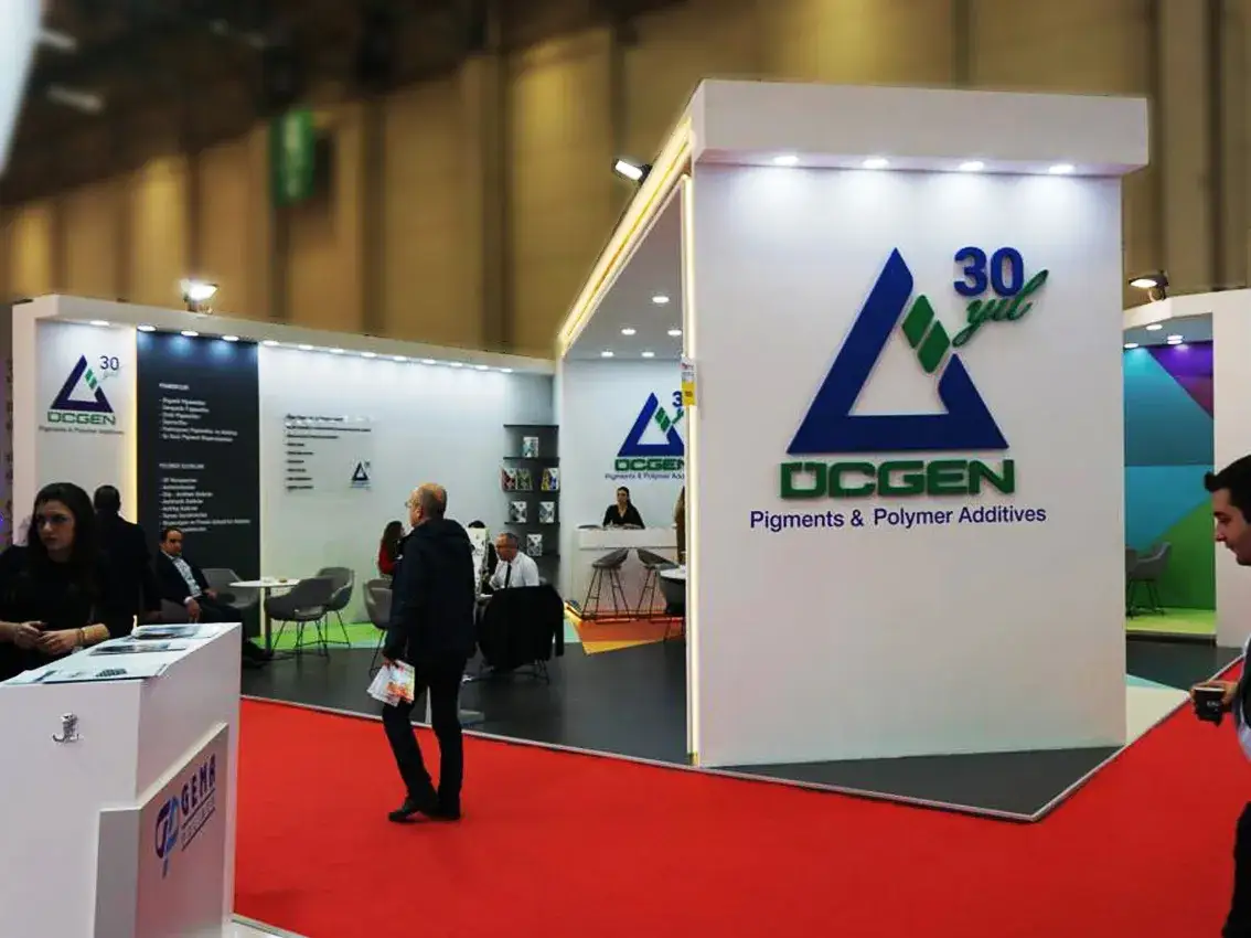Üçgen için kurulan ahşap sistem fuar standı
