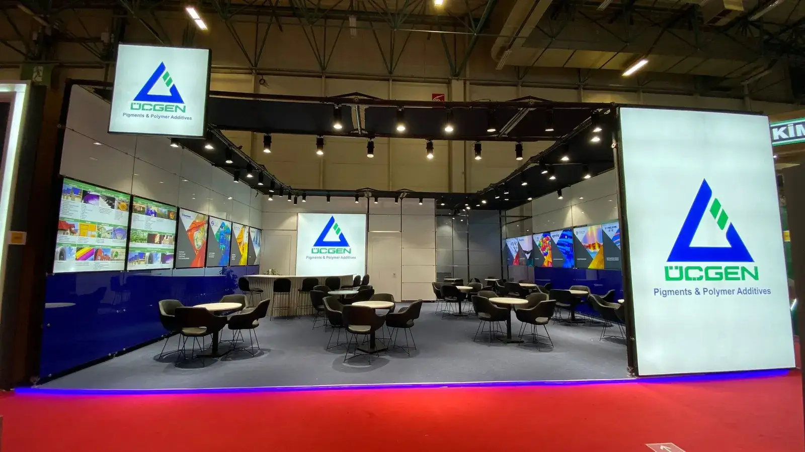 Üçgen için kurulan cam panel sistem fuar standı