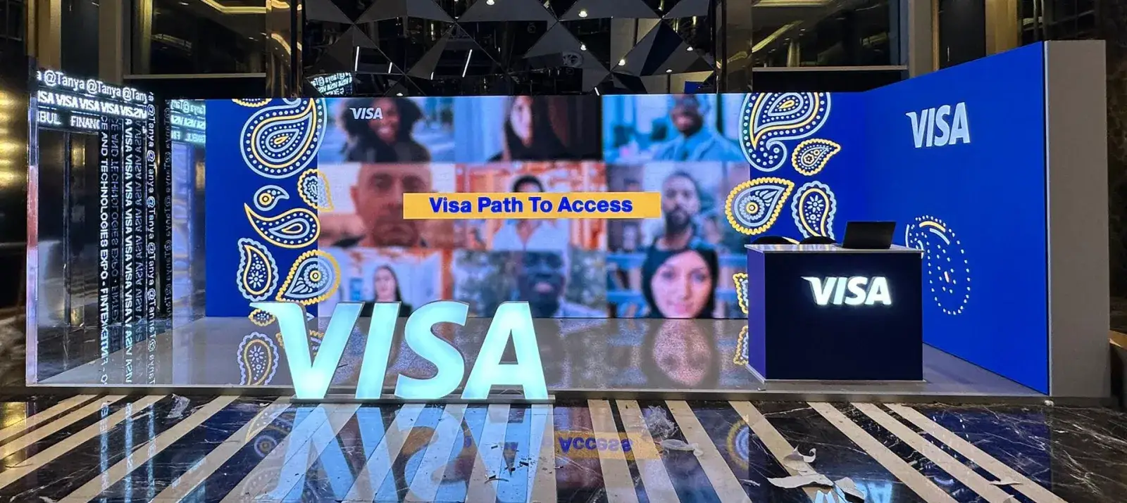 Visa için kurulan ahşap sistem fuar standı