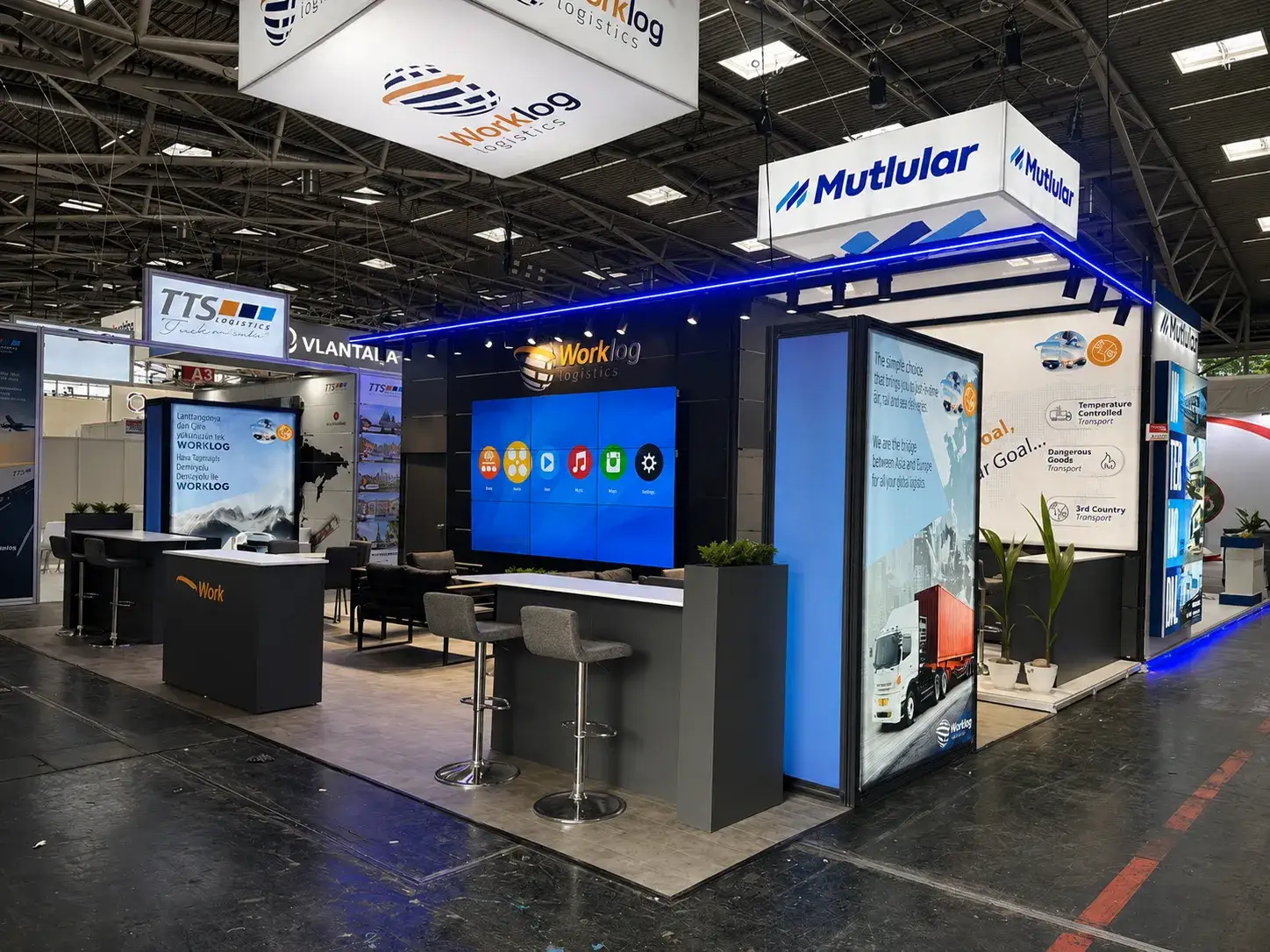 Worklog Logistics için yurt dışı fuarında kurulan fuar standı